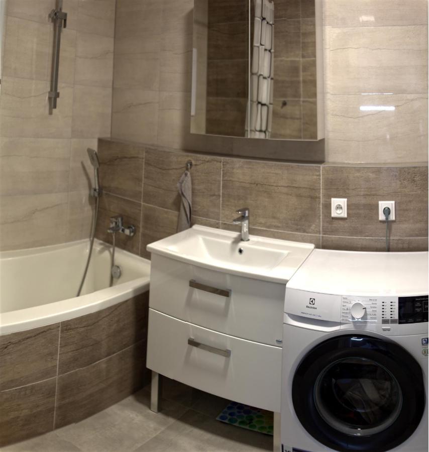 New 1 Bdr, W/Private Parking Apartment Братислава Екстериор снимка