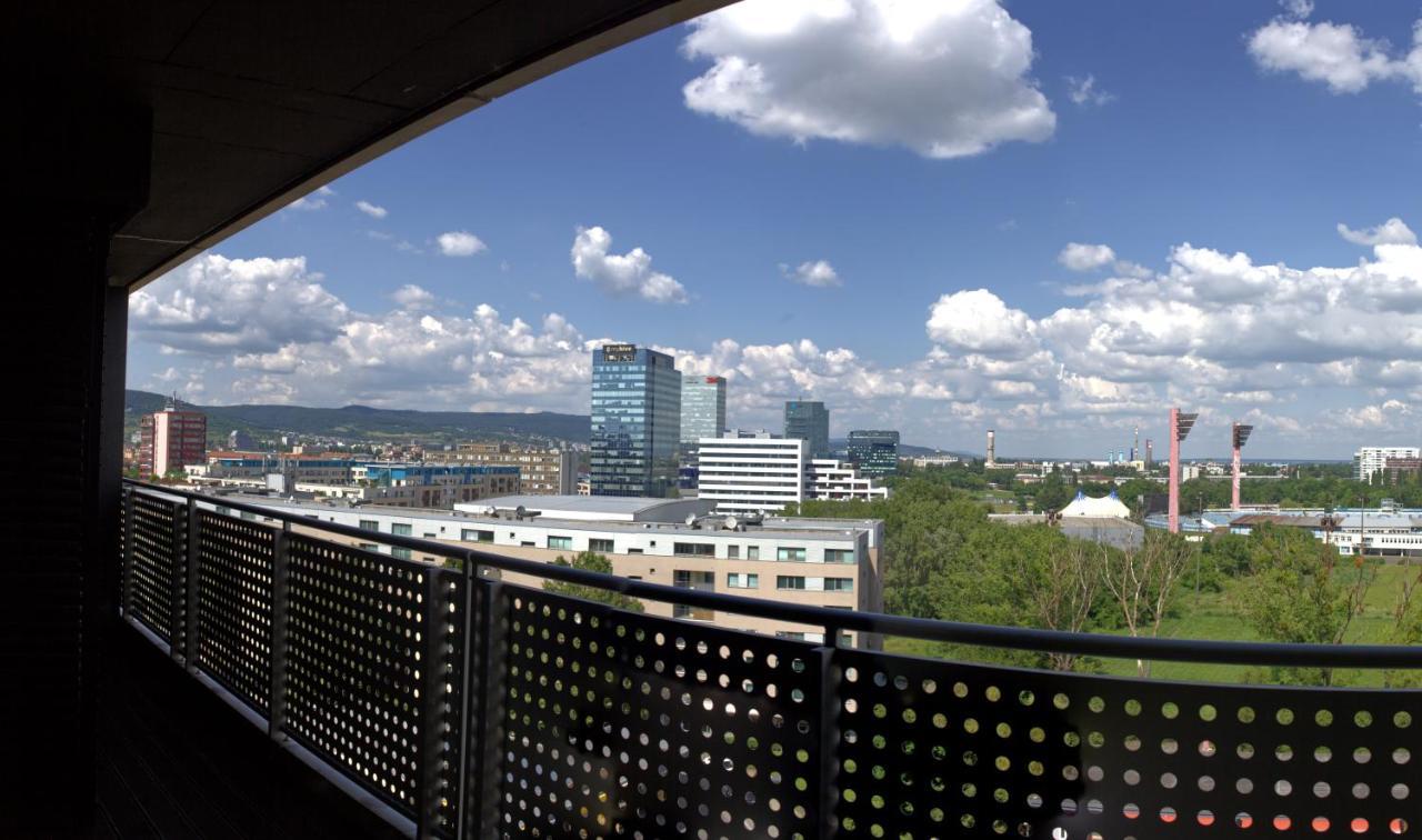 New 1 Bdr, W/Private Parking Apartment Братислава Екстериор снимка