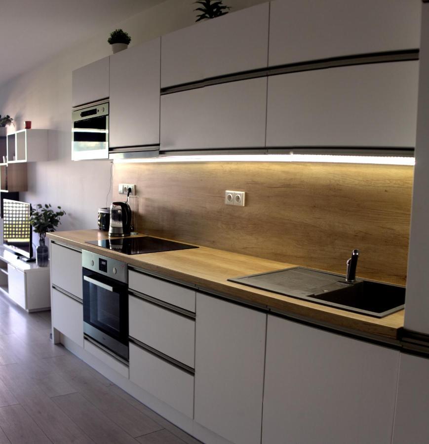 New 1 Bdr, W/Private Parking Apartment Братислава Екстериор снимка